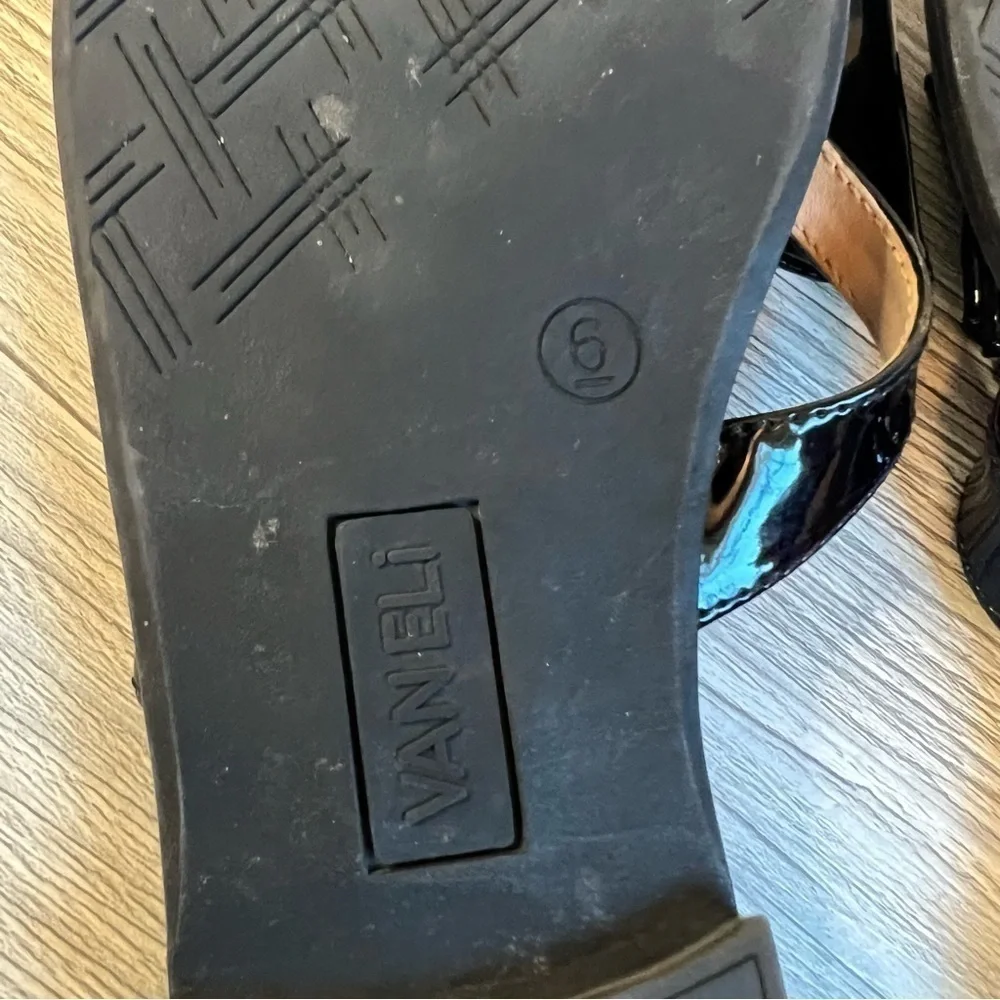 Woman’s Vaneli Iggie black patent bow toe thong sandal size 6